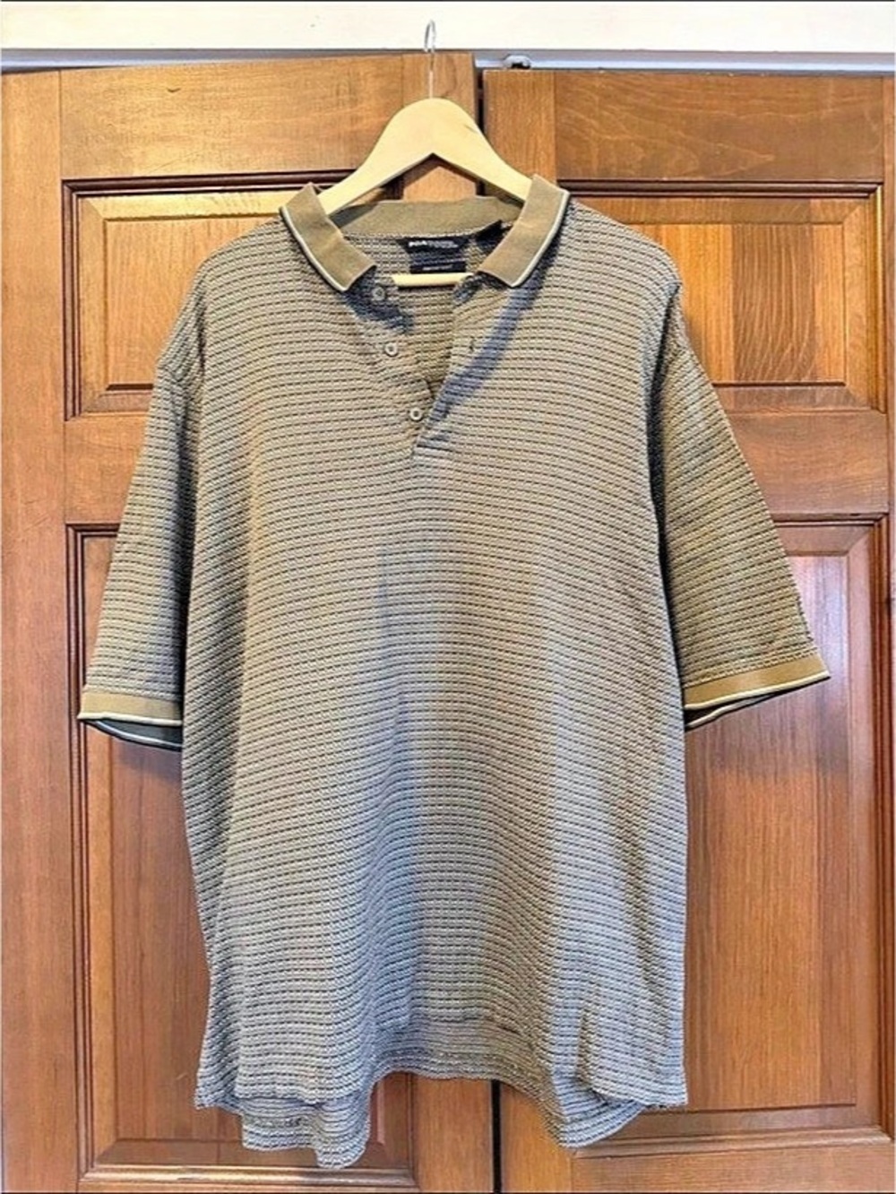 PGA TOUR Men's Textured Polo in beige white and navy XL Like New